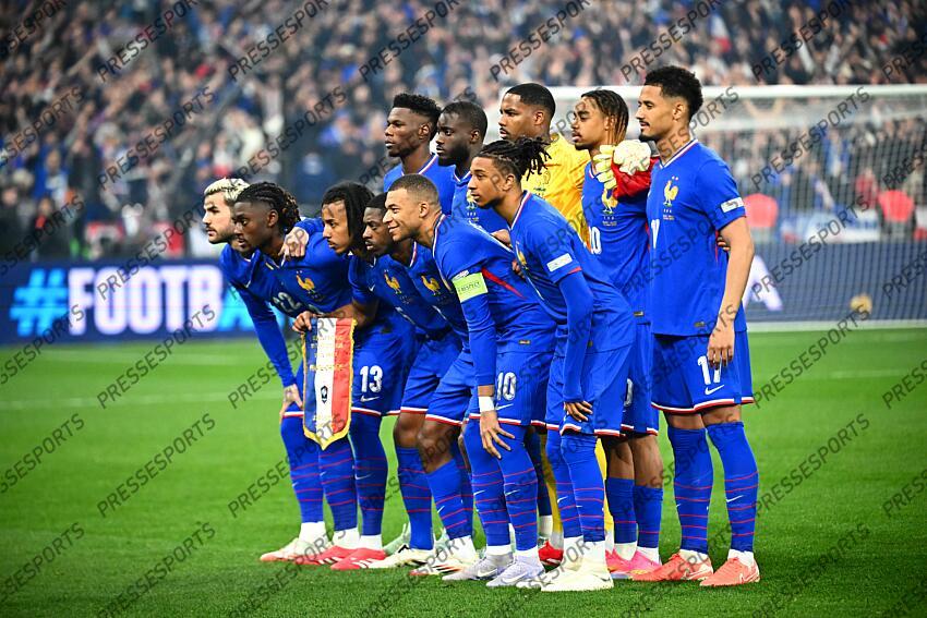 debout : tchouameni (aurelien) / upamecano (dayot) / maignan (mike) / barcola (bradley) / saliba (william) assis : hernandez (theo) / kone (manu) / kounde (jules) / dembele (ousmane) / mbappe lottin (kylian) / olise (michael) FRANCE-CROATIE (2-0, 5tab4) 