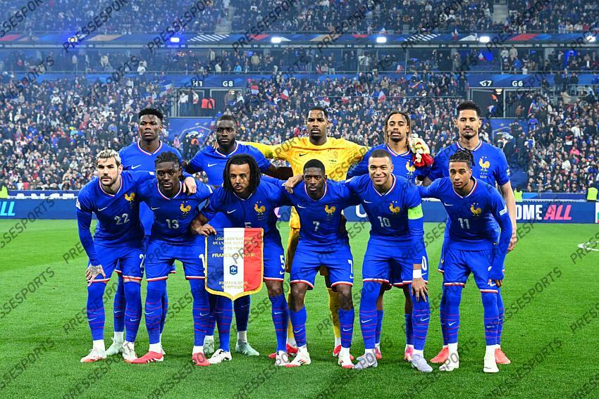 debout de g/d : tchouameni (aurelien) - upamecano (dayot) - maignan (mike) - barcola (bradley) - saliba (william) au 1er rang de g/d : hernandez (theo) - kone (manu) - kounde (jules) - dembele (ousmane) - mbappe lottin (kylian) - olise (michael) FRANCE-CROATIE (2-0, 5tab4) 