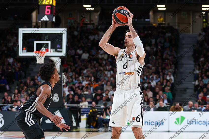 Tj Shorts of Paris Basketball and Alberto Abalde of Real Madrid in action during the Turkish Airlines EuroLeague Regular Season Round 33 match between Real Madrid and Paris Basketball at Movistar Arena on April 03, 2025 in Madrid, Spain. REAL MADRID-PARIS BASKETBALL (105-104) 