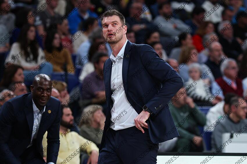 Tiago Splitter, head coach of Paris Basketball, looks on during the Turkish Airlines EuroLeague Regular Season Round 33 match between Real Madrid and Paris Basketball at Movistar Arena on April 03, 2025 in Madrid, Spain. REAL MADRID-PARIS BASKETBALL (105-104) 
