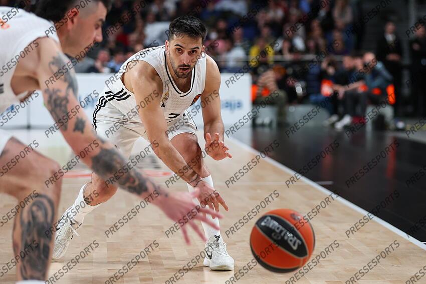 Facundo Campazzo of Real Madrid in action during the Turkish Airlines EuroLeague Regular Season Round 33 match between Real Madrid and Paris Basketball at Movistar Arena on April 03, 2025 in Madrid, Spain. REAL MADRID-PARIS BASKETBALL (105-104) 