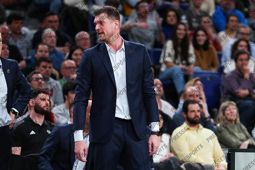 Tiago Splitter, head coach of Paris Basketball gestures during the Turkish Airlines EuroLeague Regular Season Round 33 match between Real Madrid and Paris Basketball at Movistar Arena on April 03, 2025 in Madrid, Spain. REAL MADRID-PARIS BASKETBALL (105-104) 