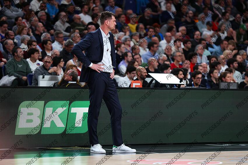 Tiago Splitter, head coach of Paris Basketball looks on during the Turkish Airlines EuroLeague Regular Season Round 33 match between Real Madrid and Paris Basketball at Movistar Arena on April 03, 2025 in Madrid, Spain. REAL MADRID-PARIS BASKETBALL (105-104) 