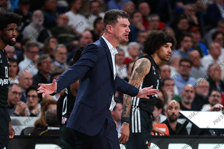 Tiago Splitter, head coach of Paris Basketball gestures during the Turkish Airlines EuroLeague Regular Season Round 33 match between Real Madrid and Paris Basketball at Movistar Arena on April 03, 2025 in Madrid, Spain. REAL MADRID-PARIS BASKETBALL (105-104) 