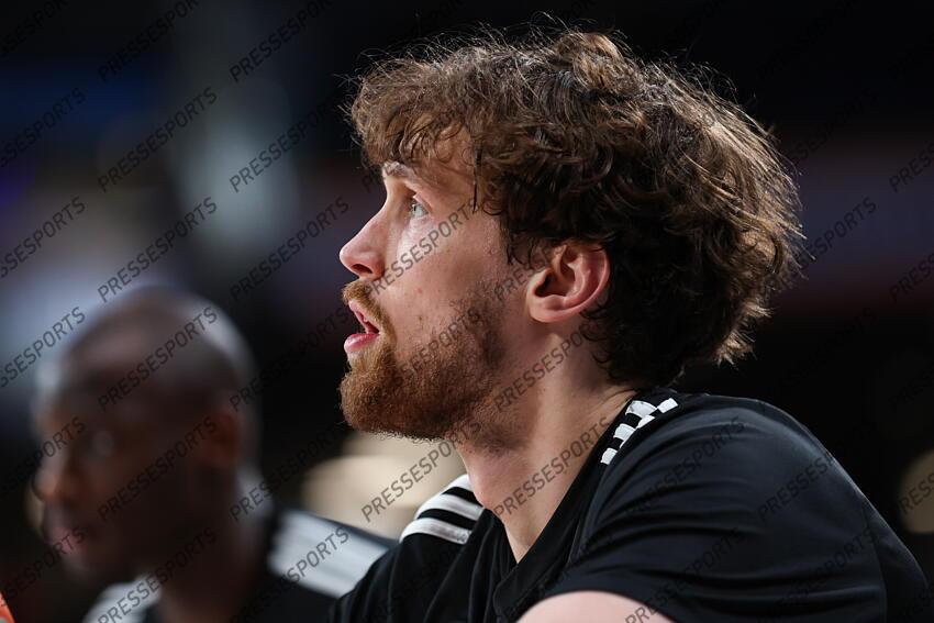 Mikael Jantunen of Paris Basketball warms up during the Turkish Airlines EuroLeague Regular Season Round 33 match between Real Madrid and Paris Basketball at Movistar Arena on April 03, 2025 in Madrid, Spain. REAL MADRID-PARIS BASKETBALL (105-104) 