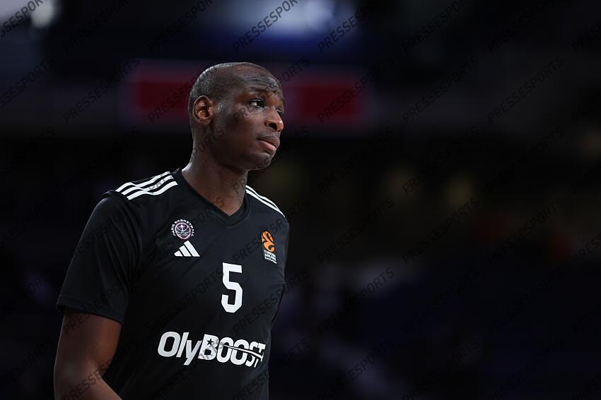 Bandja Sy of Paris Basketball warms up during the Turkish Airlines EuroLeague Regular Season Round 33 match between Real Madrid and Paris Basketball at Movistar Arena on April 03, 2025 in Madrid, Spain. REAL MADRID-PARIS BASKETBALL (105-104) 