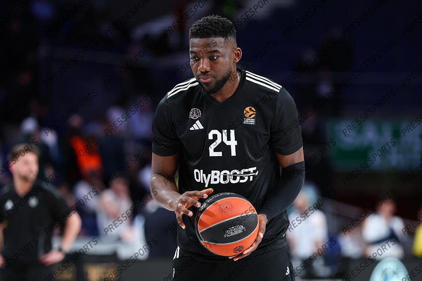 Yakuba Outtara of Paris Basketball warms up during the Turkish Airlines EuroLeague Regular Season Round 33 match between Real Madrid and Paris Basketball at Movistar Arena on April 03, 2025 in Madrid, Spain. REAL MADRID-PARIS BASKETBALL (105-104) 