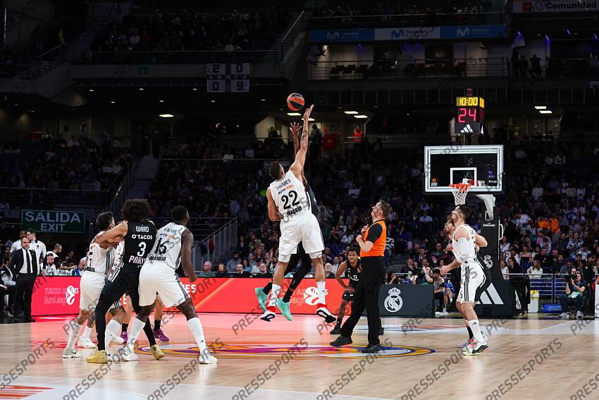 Walter Samuel Tavares da Veiga and Kevarrius Hayes of Paris Basketball in action during the Turkish Airlines EuroLeague Regular Season Round 33 match between Real Madrid and Paris Basketball at Movistar Arena on April 03, 2025 in Madrid, Spain. REAL MADRID-PARIS BASKETBALL (105-104) 