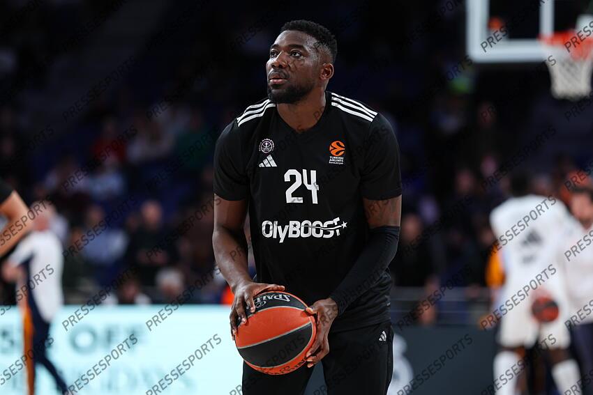 Yakuba Outtara of Paris Basketball warms up during the Turkish Airlines EuroLeague Regular Season Round 33 match between Real Madrid and Paris Basketball at Movistar Arena on April 03, 2025 in Madrid, Spain. REAL MADRID-PARIS BASKETBALL (105-104) 