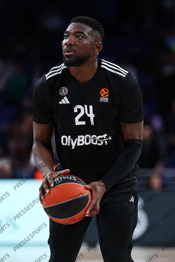 Yakuba Outtara of Paris Basketball warms up during the Turkish Airlines EuroLeague Regular Season Round 33 match between Real Madrid and Paris Basketball at Movistar Arena on April 03, 2025 in Madrid, Spain. REAL MADRID-PARIS BASKETBALL (105-104) 