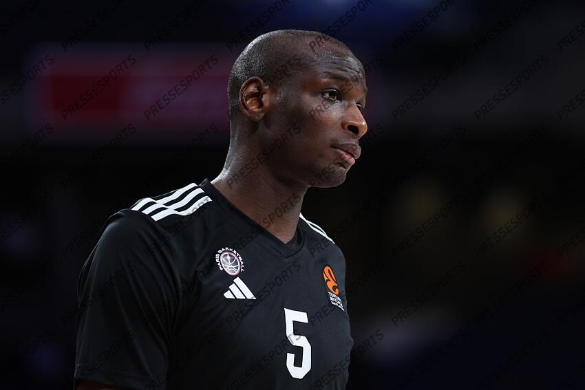 Bandja Sy of Paris Basketball warms up during the Turkish Airlines EuroLeague Regular Season Round 33 match between Real Madrid and Paris Basketball at Movistar Arena on April 03, 2025 in Madrid, Spain. REAL MADRID-PARIS BASKETBALL (105-104) 