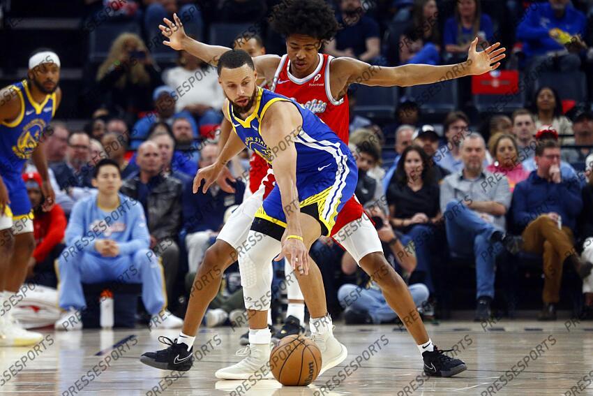 Apr 1, 2025; Memphis, Tennessee, USA; Golden State Warriors guard Stephen Curry (30) dribbles as Memphis Grizzlies forward Jaylen Wells (0) defends during the first quarter at FedExForum. Mandatory Credit: Petre Thomas-Imagn Images NBA: Golden State Warriors at Memphis Grizzlies 