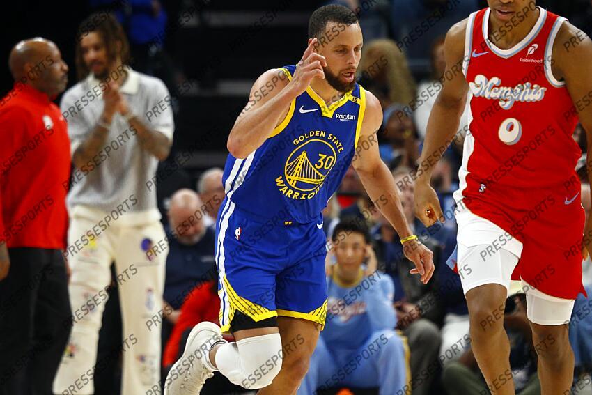 Apr 1, 2025; Memphis, Tennessee, USA; Golden State Warriors guard Stephen Curry (30) reacts after a three-point basket during the second quarter against the Memphis Grizzlies at FedExForum. Mandatory Credit: Petre Thomas-Imagn Images NBA: Golden State Warriors at Memphis Grizzlies 