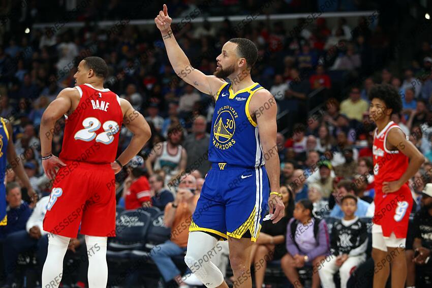 Apr 1, 2025; Memphis, Tennessee, USA; Golden State Warriors guard Stephen Curry (30) reacts during the third quarter against the Memphis Grizzlies at FedExForum. Mandatory Credit: Petre Thomas-Imagn Images NBA: Golden State Warriors at Memphis Grizzlies 