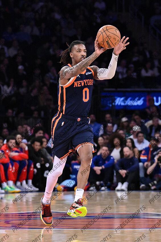 Apr 1, 2025; New York, New York, USA; New York Knicks guard Delon Wright (0) passes the ball against the Philadelphia 76ers during the first half at Madison Square Garden. Mandatory Credit: John Jones-Imagn Images NBA: Philadelphia 76ers at New York Knicks 