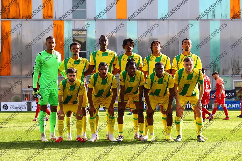 debout : lafont (alban) / acapandie (mathieu) / deuff (bahmed) / ndi assoumou (frederic) / doucoure (sekou) / zeze (nathan) assis : ziani (sacha) / tabibou assoumani (dehmaine) / mahamoud (adel) / gomes (diockou malang) / oger (mathis) NANTES 2-SABLE (4-1) 