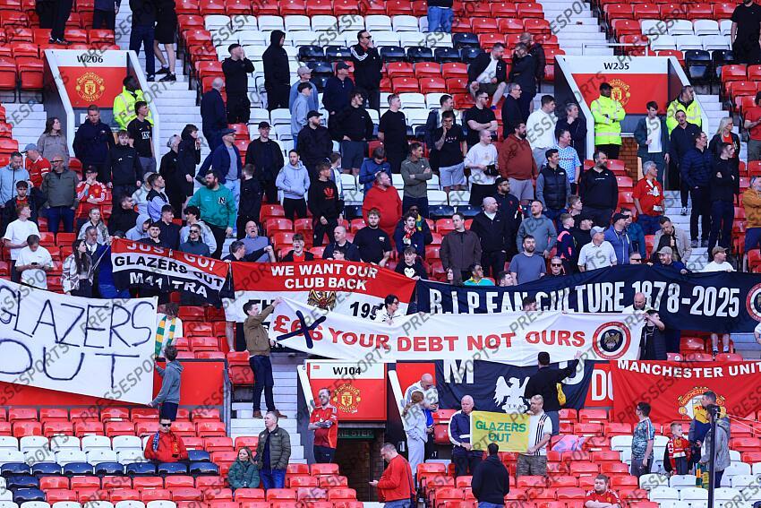 6th April 2025 - Premier League - Manchester United v Manchester City - Manchester United fans take part in a sit-in protest after the match - Photo: Simon Stacpoole / Offside. MANCHESTER UNITED-MANCHESTER CITY (0-0) 