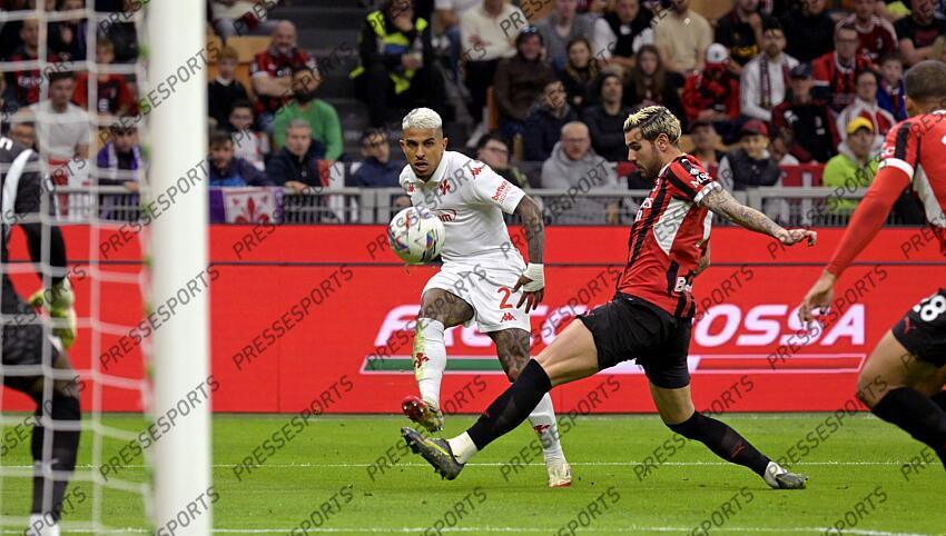 Foto IPP/Paolo Bona Milano 05/04//2025 Campionato Serie A di Calcio stagione 2024/2025 partita Milan-Fiorentina Nella foto Dodo e Theo Hernandez Italy Photo Press Worldwide Copyright AC MILAN-FIORENTINA (2-2) 