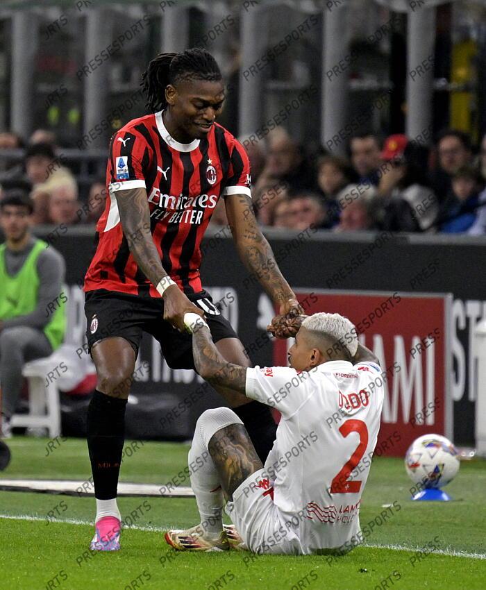 Foto IPP/Paolo Bona Milano 05/04//2025 Campionato Serie A di Calcio stagione 2024/2025 partita Milan-Fiorentina Nella foto Rafael Leao e Dodo Italy Photo Press Worldwide Copyright AC MILAN-FIORENTINA (2-2) 