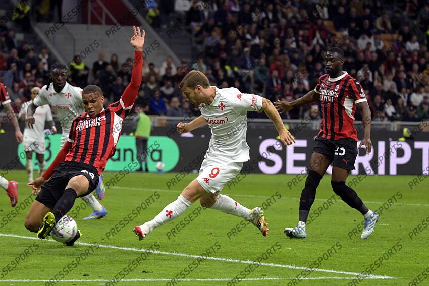 Foto IPP/Paolo Bona Milano 05/04//2025 Campionato Serie A di Calcio stagione 2024/2025 partita Milan-Fiorentina Nella foto Malick Thiaw salva su Lucas Beltran Italy Photo Press Worldwide Copyright AC MILAN-FIORENTINA (2-2) 