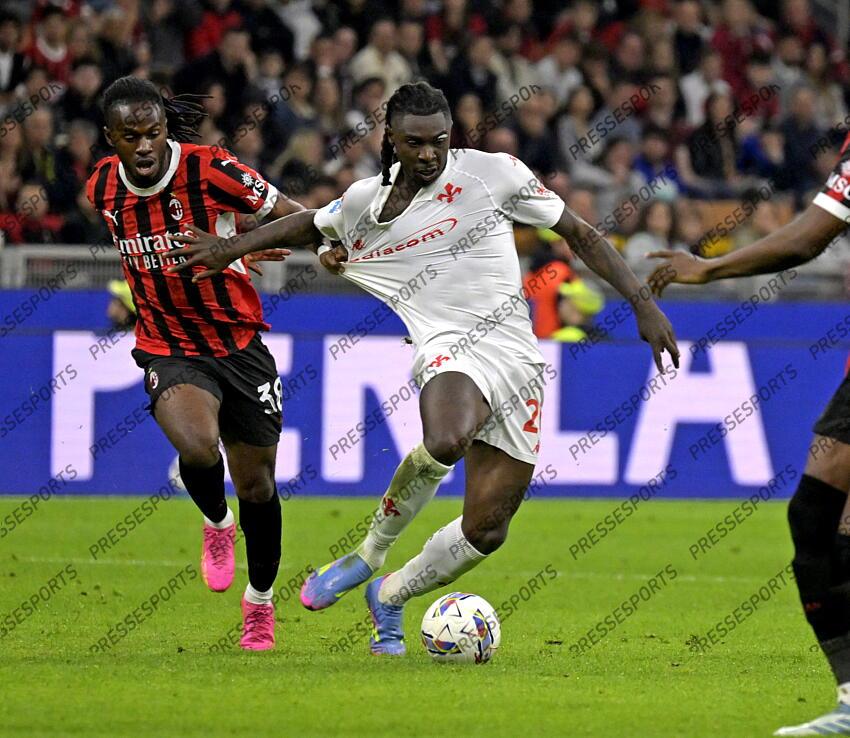 Foto IPP/Paolo Bona Milano 05/04//2025 Campionato Serie A di Calcio stagione 2024/2025 partita Milan-Fiorentina Nella foto Moise Kean trattenuto e tirato pe rla maglia da Warren Bondo Italy Photo Press Worldwide Copyright AC MILAN-FIORENTINA (2-2) 