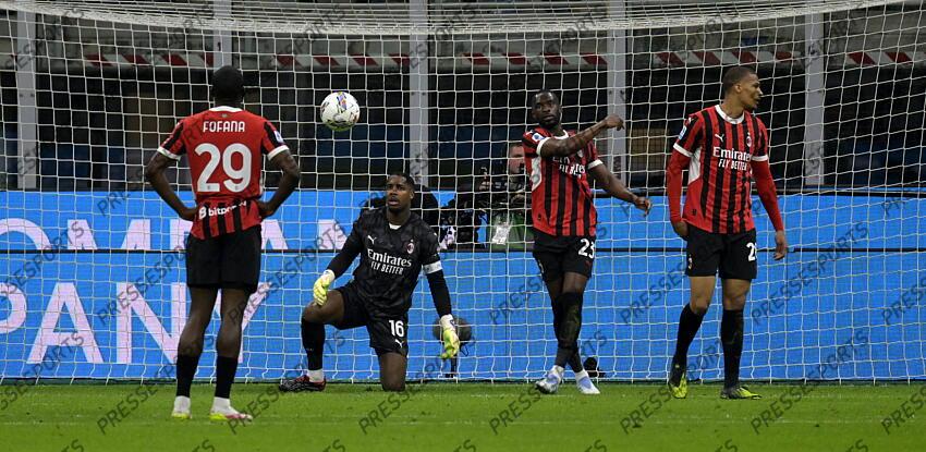 Foto IPP/Paolo Bona Milano 05/04//2025 Campionato Serie A di Calcio stagione 2024/2025 partita Milan-Fiorentina Nella foto la delusione dei giocatori del Milan dopo il gol del 0-2 con il portiere Mike Maignan in ginocchio Fikayo Tomori e Malick Thiaw Italy Photo Press Worldwide Copyright AC MILAN-FIORENTINA (2-2) 