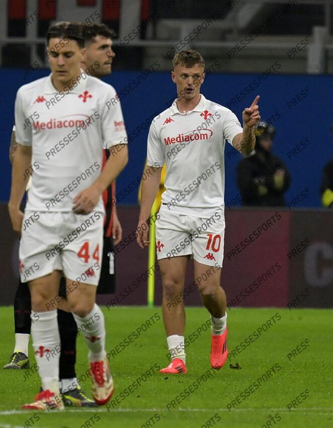 Foto IPP/Paolo Bona Milano 05/04//2025 Campionato Serie A di Calcio stagione 2024/2025 partita Milan-Fiorentina Nella foto Albert Gudmusson esulta dopo il gol del 0-1 Italy Photo Press Worldwide Copyright AC MILAN-FIORENTINA (2-2) 