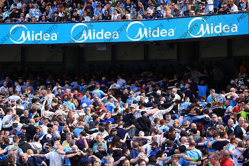 12th April 2025 - Premier League - Manchester City v Crystal Palace - Manchester City fans turn their backs to the pitch to perform their 'Poznan' celebration - Photo: Simon Stacpoole / Offside. MANCHESTER CITY-CRYSTAL PALACE (5-2) 