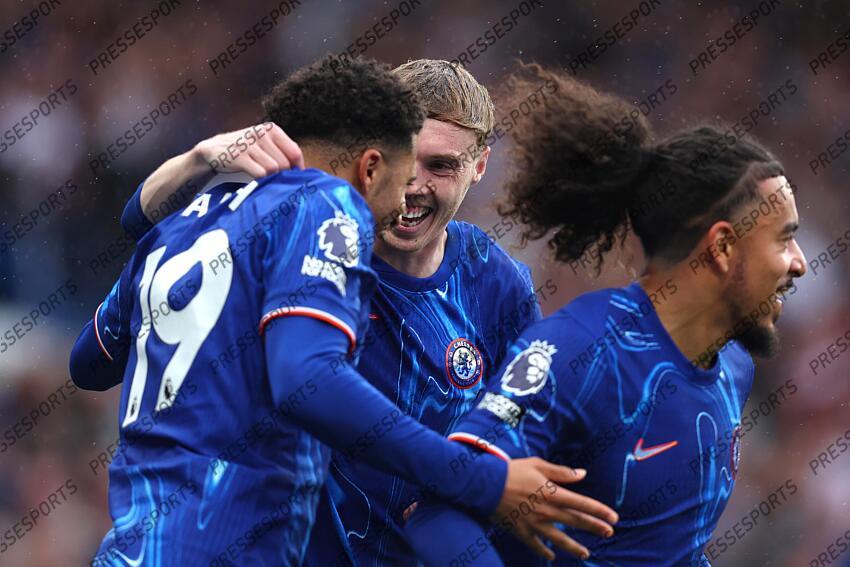 13 April 2025, London - Premier League Football - Chelsea v Ipswich Town - Cole Palmer and Malo Gusto celebrate their equalising goal with goalscorer Jadon Sancho - Photo: Charlotte Wilson / Offside. CHELSEA-IPSWICH (2-2) 