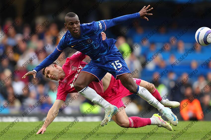 13 April 2025, London - Premier League Football - Chelsea v Ipswich Town - Dara O’Shea of Ipswich Town and Nicolas Jackson of Chelsea - Photo: Charlotte Wilson / Offside. CHELSEA-IPSWICH (2-2) 