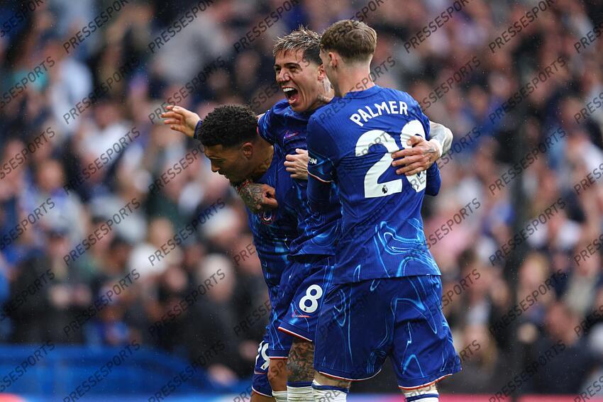 13 April 2025, London - Premier League Football - Chelsea v Ipswich Town - Enzo Fernandez of Chelsea celebrates their equalising goal with goalscorer Jadon Sancho - Photo: Charlotte Wilson / Offside. CHELSEA-IPSWICH (2-2) 