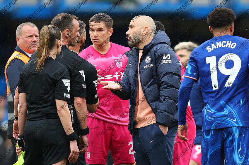 13 April 2025, London - Premier League Football - Chelsea v Ipswich Town - Chelsea manager Enzo Maresca argues with the match officials after the final whistle - Photo: Charlotte Wilson / Offside. CHELSEA-IPSWICH (2-2) 