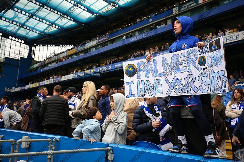 13 April 2025, London - Premier League Football - Chelsea v Ipswich Town - A young Chelsea fan with a sign asking for the shirt of Cole Palmer - Photo: Charlotte Wilson / Offside. CHELSEA-IPSWICH (2-2) 