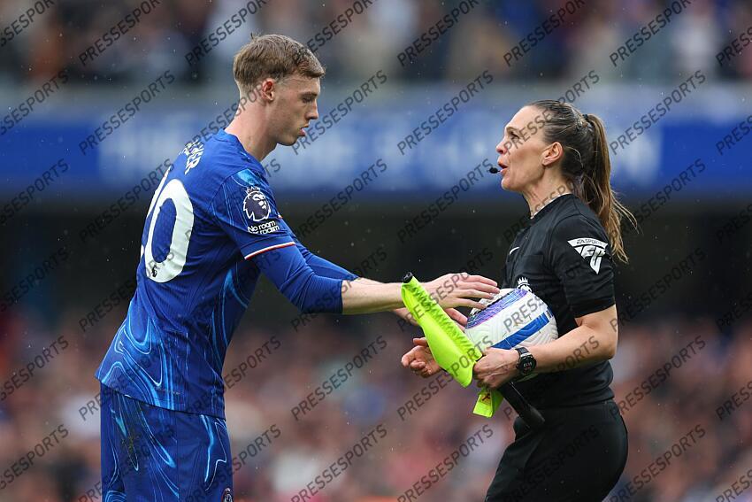 13 April 2025, London - Premier League Football - Chelsea v Ipswich Town - Cole Palmer of Chelsea takes the match ball from linesman Natalie Aspinall - Photo: Charlotte Wilson / Offside. CHELSEA-IPSWICH (2-2) 