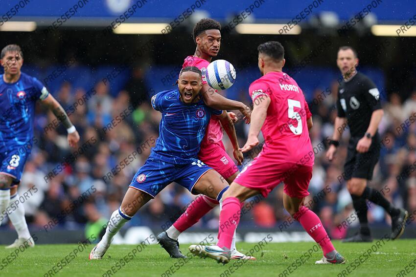13 April 2025, London - Premier League Football - Chelsea v Ipswich Town - Christopher Nkunku of Chelsea and Jens Cajuste of Ipswich Town - Photo: Charlotte Wilson / Offside. CHELSEA-IPSWICH (2-2) 