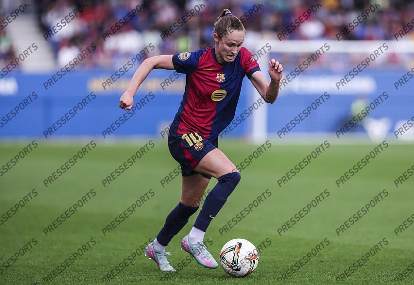 Caroline Graham Hansen of FC Barcelona controls the ball during the Spanish Women league, Liga F, football match played between FC Barcelona and Atletico de Madrid at Johan Cruyff Stadium on April 13, 2025 in Sant Joan Despi, Spain. (F) FC BARCELONE-(F) ATLETICO MADRID (6-0) 