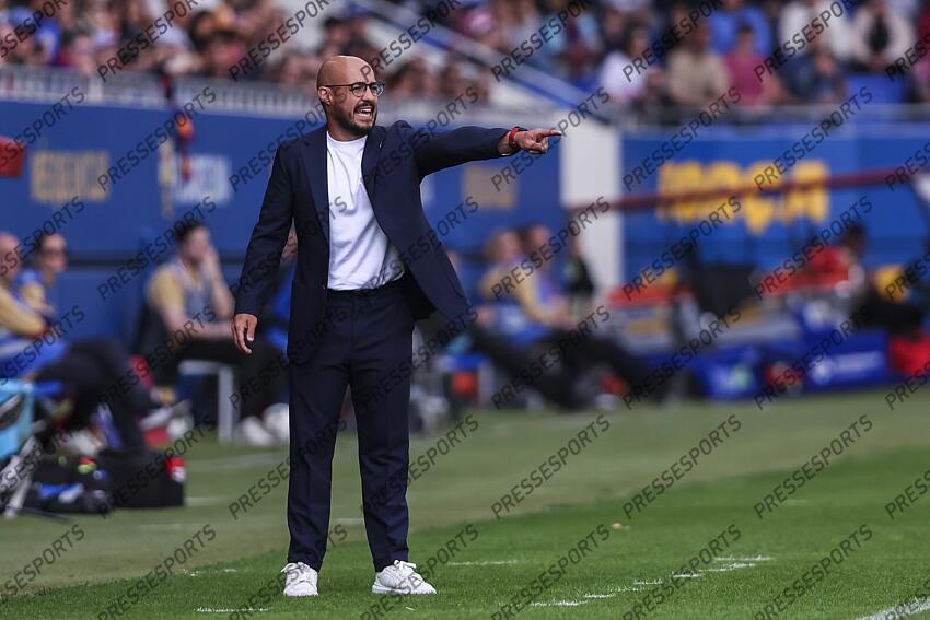 Victor Martin, head coach of Atletico de Madrid gestures during the Spanish Women league, Liga F, football match played between FC Barcelona and Atletico de Madrid at Johan Cruyff Stadium on April 13, 2025 in Sant Joan Despi, Spain. (F) FC BARCELONE-(F) ATLETICO MADRID (6-0) 