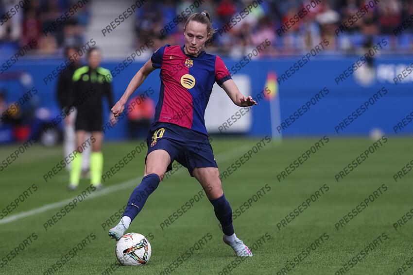 Caroline Graham Hansen of FC Barcelona controls the ball during the Spanish Women league, Liga F, football match played between FC Barcelona and Atletico de Madrid at Johan Cruyff Stadium on April 13, 2025 in Sant Joan Despi, Spain. (F) FC BARCELONE-(F) ATLETICO MADRID (6-0) 
