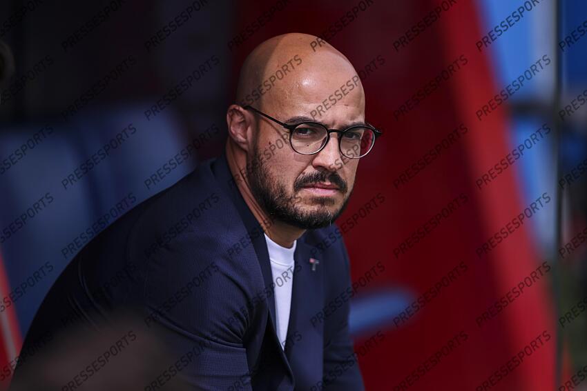 Victor Martin, head coach of Atletico de Madrid looks on during the Spanish Women league, Liga F, football match played between FC Barcelona and Atletico de Madrid at Johan Cruyff Stadium on April 13, 2025 in Sant Joan Despi, Spain. (F) FC BARCELONE-(F) ATLETICO MADRID (6-0) 