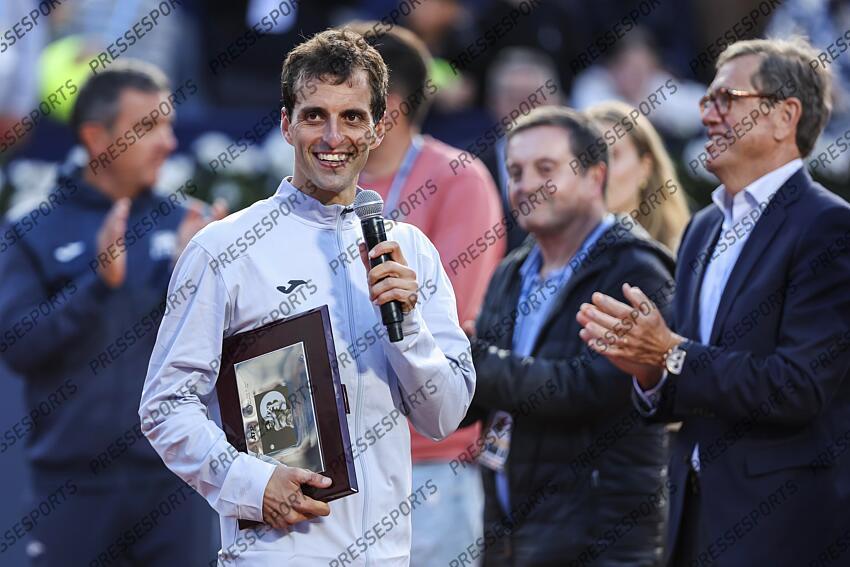 Albert Ramos-Vinolas of Spain honored at the end for his last tennis match at the Barcelona Open Banc Sabadell - Conde Godo 2025 Day 1 at the Real Club De Tenis Barcelona on April 14, 2025 in Barcelona, Spain. OPEN DE BARCELONE 