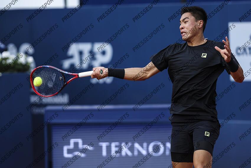 Brandon Nakashima of United States plays Pedro Martinez of Spain in first round match during the third day of the Barcelona Open Banc Sabadell 2025 at Real Club de Tenis Barcelona on April 14, 2025 in Barcelona, Spain. OPEN DE BARCELONE 