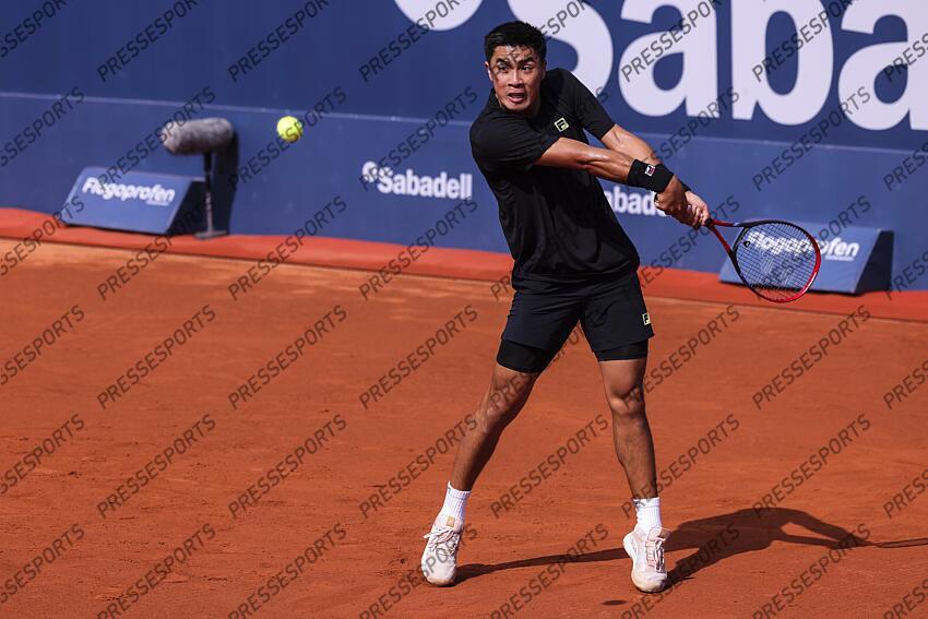 Brandon Nakashima of United States plays Pedro Martinez of Spain in first round match during the third day of the Barcelona Open Banc Sabadell 2025 at Real Club de Tenis Barcelona on April 14, 2025 in Barcelona, Spain. OPEN DE BARCELONE 