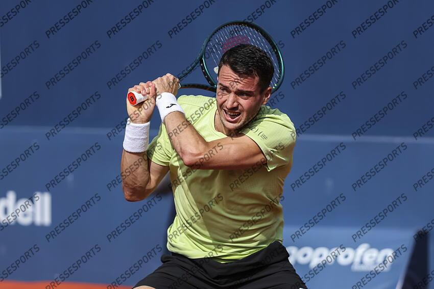 Pedro Martinez of Spain plays Brandon Nakashima of United States in first round match during the third day of the Barcelona Open Banc Sabadell 2025 at Real Club de Tenis Barcelona on April 14, 2025 in Barcelona, Spain. OPEN DE BARCELONE 