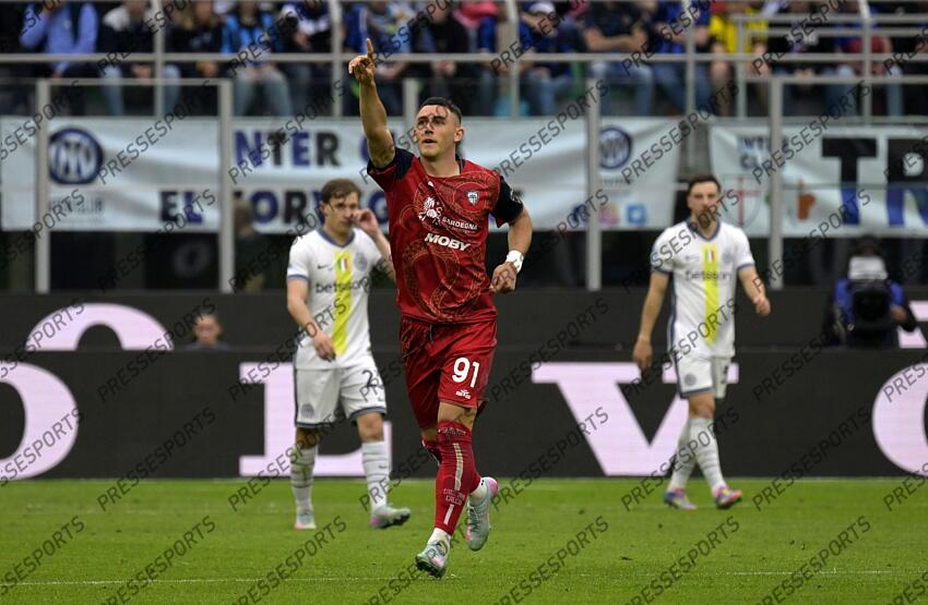 Foto IPP/Paolo Bona Milano 12/04//2025 Campionato Serie A di Calcio stagione 2024/2025 partita Inter-Cagliari Nella foto Roberto Piccoli esulta dopo il gol del 2-1 Italy Photo Press Worldwide Copyright INTER MILAN-CAGLIARI (3-1) 