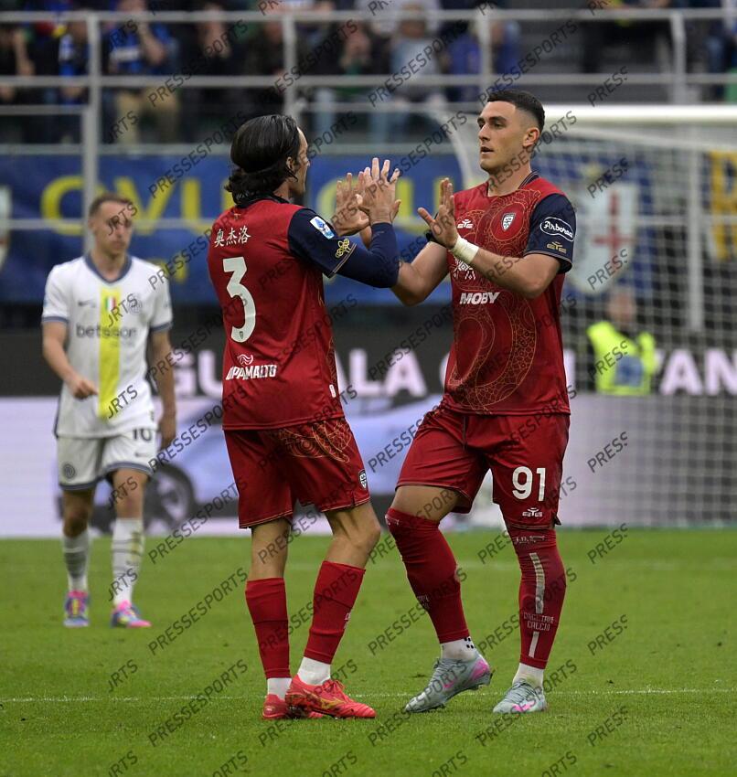 Foto IPP/Paolo Bona Milano 12/04//2025 Campionato Serie A di Calcio stagione 2024/2025 partita Inter-Cagliari Nella foto Roberto Piccoli esulta con Tommaso Augello dopo il gol del 2-1 Italy Photo Press Worldwide Copyright INTER MILAN-CAGLIARI (3-1) 