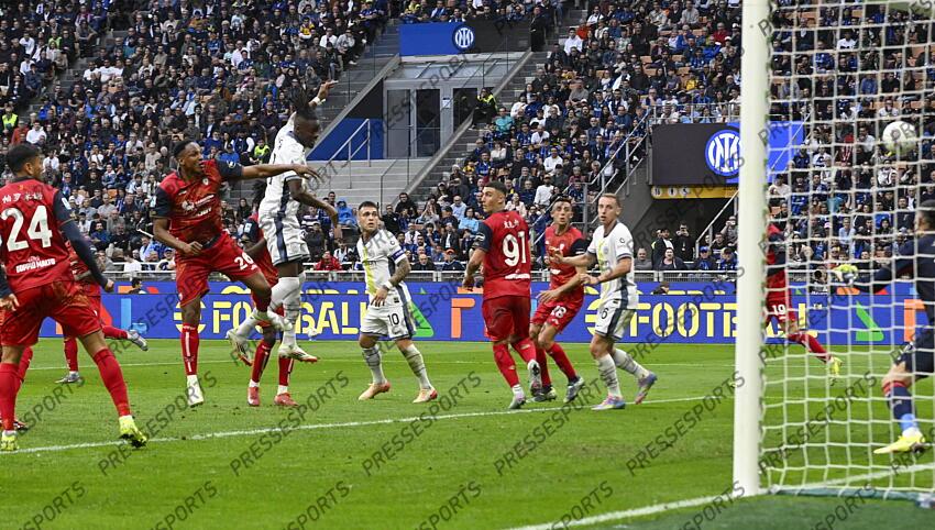 Foto IPP/Paolo Bona Milano 12/04//2025 Campionato Serie A di Calcio stagione 2024/2025 partita Inter-Cagliari Nella foto Yann Bisseck segna il gol del 3-1 Italy Photo Press Worldwide Copyright INTER MILAN-CAGLIARI (3-1) 