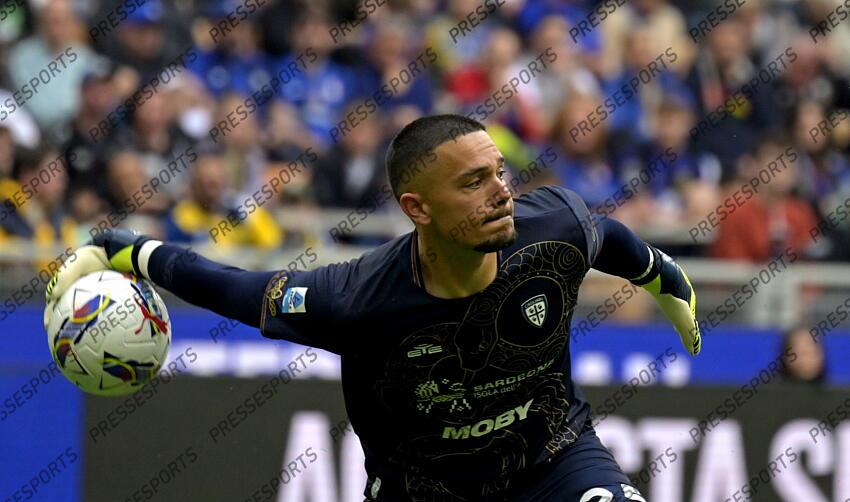 Foto IPP/Paolo Bona Milano 12/04//2025 Campionato Serie A di Calcio stagione 2024/2025 partita Inter-Cagliari Nella foto Elia Caprile Italy Photo Press Worldwide Copyright INTER MILAN-CAGLIARI (3-1) 