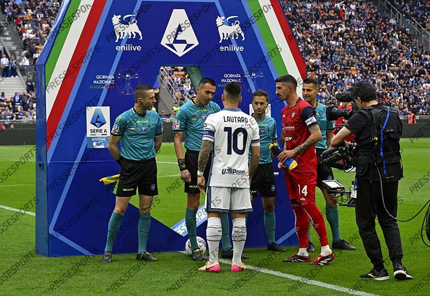 Foto IPP/Paolo Bona Milano 12/04//2025 Campionato Serie A di Calcio stagione 2024/2025 partita Inter-Cagliari Nella foto i capitani delle squadre Lautaro Martinez e Alessandro Deiola con la terna arbitrale Italy Photo Press Worldwide Copyright INTER MILAN-CAGLIARI (3-1) 