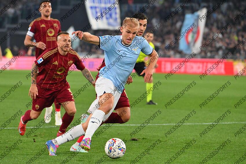Foto IPP/Roberto Ramaccia Roma 13/4/2025 Campionato di Calcio Serie A 2024/2025 Lazio vs Roma Nella foto Gustav Isaksen in azione palla al piede Italy Photo Press - World Copyright LAZIO ROME-AS ROME (1-1) 