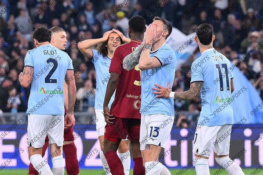 Foto IPP/Luciano Adriani Roma 13/04/2025 Campionato di calcio Serie A Tim 2024-2025 Lazio vs Roma Nella foto: disperazione lazio per loccasione di testa di Alessio Romagnoli Italy Photo Press - World Copyright LAZIO ROME-AS ROME (1-1) 